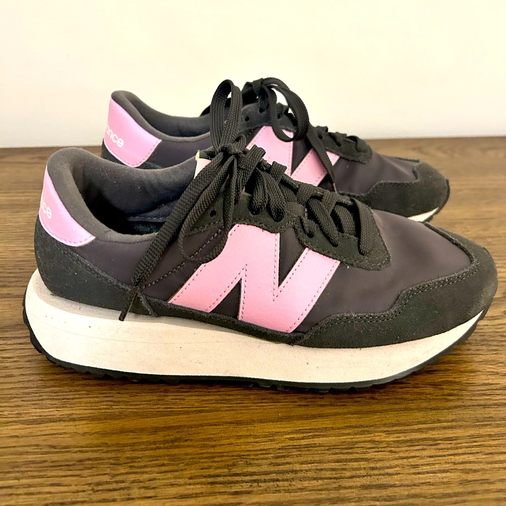 New Balance 237 Sneaker, size 8.